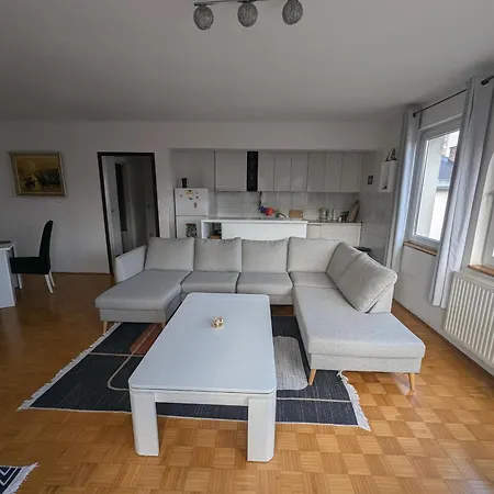 Spacious With Private Parking, Where Convenience And Comfort Come Together Apartmán